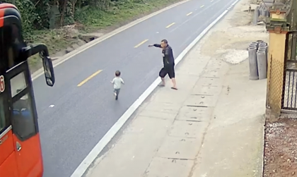 Clip TNGT: Kinh hoàng cảnh người đàn ông bất lực nhìn đứa bé lao ra lòng đường